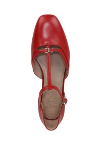 Chaussure T-strap en cuir rouge avec un bout carré, une fermeture à boucle et une finition lisse. Présente une semelle intérieure rembourrée et une doublure marron clair.