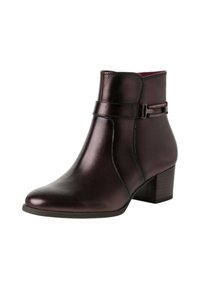 Bottines en cuir brun avec une finition brillante, petit talon empilé, et une lanière sur le côté avec des accents métalliques. Design élégant et forme de bout pointu.