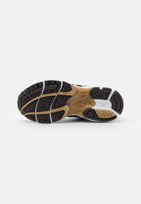 Semelle de chaussure de course avec motifs de bande de roulement noirs, marron, beige et blancs conçus pour l'adhérence et la flexibilité.
