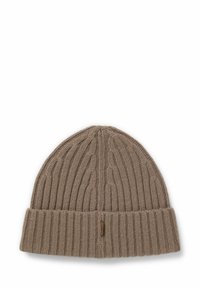 Brun strikket beanie med ribbet tekstur, der har en foldet kant og et lille læderlogo-tags langs sømmen.