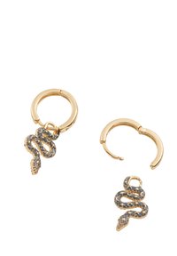 Guldörhängen med ormdesign, med texturerade fjäll och en polerad yta. En är en större berlock; den andra är en miniversion.