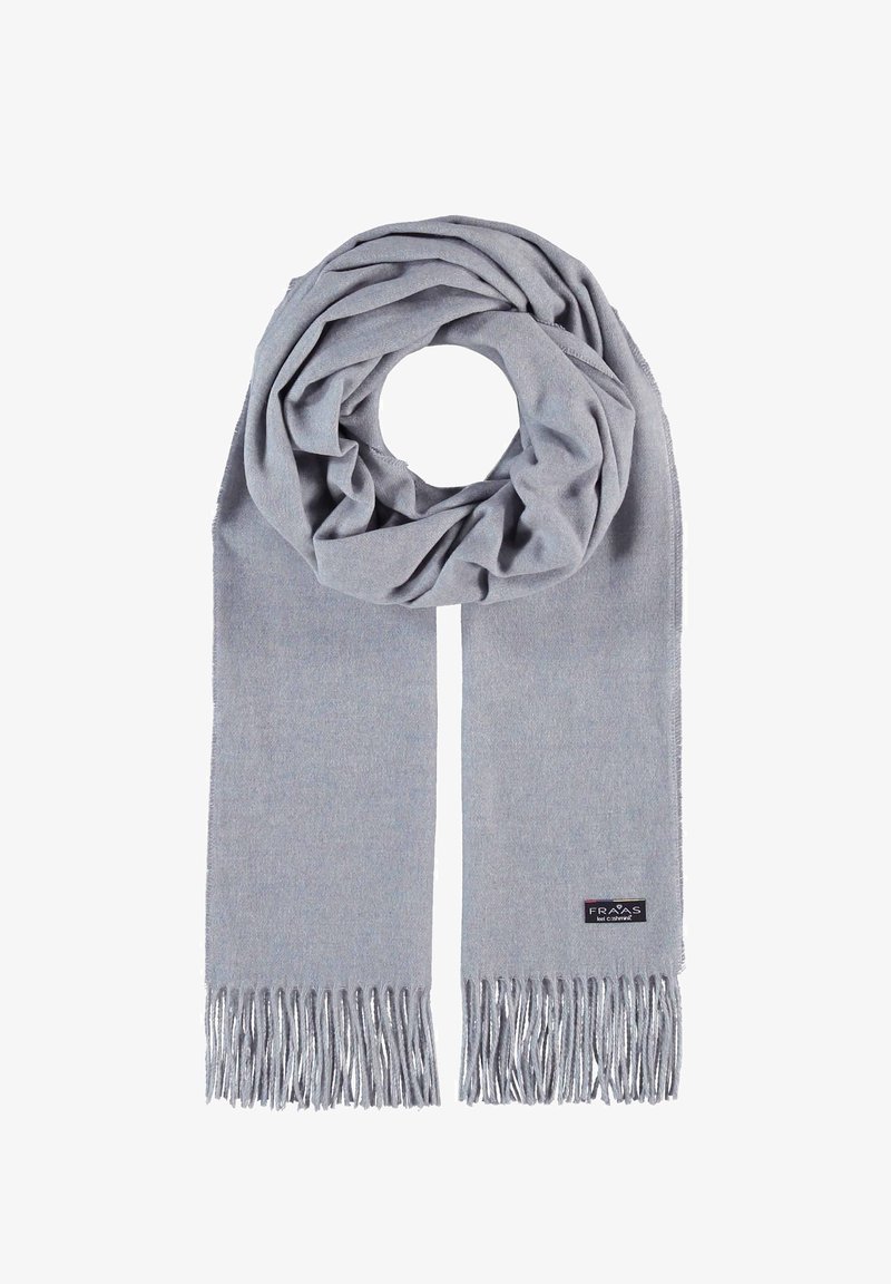 Svetlo siva šal iz mehke tkanine, z gladko teksturo in srebrnimi resicami, z majhnim logotipom na enem koncu.