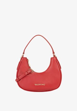 Sac à main en cuir rouge de forme incurvée, avec une bandoulière réglable, des accessoires dorés et un logo en accent à l'avant. Texture lisse avec une fermeture éclair.