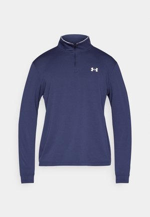 Mørkeblå pullover med kvart-lynlåslukning ved kraven. Fremstillet af glat stof, den har lange ærmer og en lille hvid logo øverst på venstre bryst.