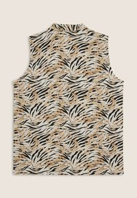 Top sin mangas con una base blanca y un patrón ondulado de rayas de cebra en negro y dorado, destacando detalles texturizados y un cuello alto.