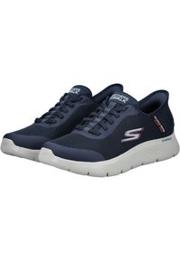 Zapatillas de malla azul marino con acentos texturizados, una suela blanca acolchada y seis cordones a juego. Cuenta con una marca en el lateral y en la lengüeta.