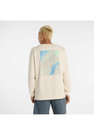 Langarm-Creme-T-Shirt mit einem Kartendesign auf der Rückseite in Blau- und Grüntönen, mit lässiger Passform und gerippten Bündchen.