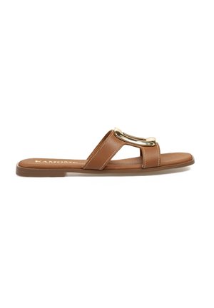 Sandalias planas marrones con un hebilla de acento dorado, que cuentan con dos correas anchas y una suela texturizada. Confeccionadas en material sintético.