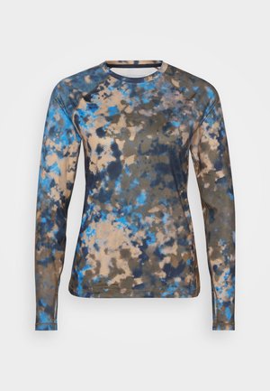 Koszulka sportowa z długim rękawem w wielokolorowym wzorze tie-dye z niebieskimi, brązowymi i beżowymi odcieniami; wykonana z gładkiego, lekkiego materiału.