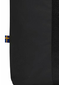 Svart veske med en jevn tekstur og slankt design. Har et lite blått og gult flagg-accent på siden. Enkel og funksjonell utseende.