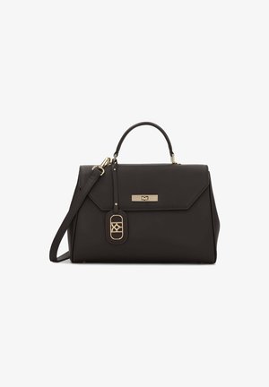 Sac à main en cuir noir avec une forme structurée, une poignée supérieure, une bandoulière réglable, des accents en métal doré et une étiquette décorative.