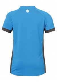 Polo de manga corta en azul brillante con paneles laterales grises. Presenta un cuello y un logo en la parte posterior. Fabricado con material suave y ligero.