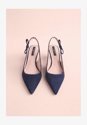 Granatowe zamszowe sandały na obcasie ze szpiczastymi noskami, z cienkim paskiem i akcentem w postaci kokardy, elegancki design i gładka podszewka.