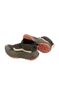 Wysokie sneakersy w ciemnoszarym i brązowym kolorze, z białym paskiem po boku, teksturowaną gumową podeszwą z różowymi akcentami oraz pętelką na pięcie.