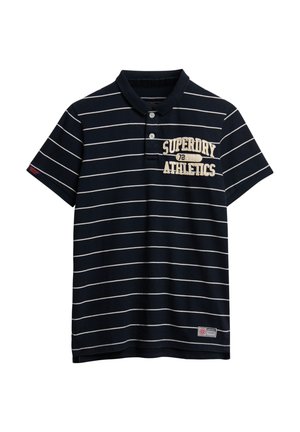 Mørkeblå polo-shirt med hvide vandrette striber, krave med tre knapper, og broderet "Superdry Athletics" logo på brystet. Lavet af bomulds materiale.