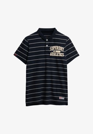 Mørkeblå polo-shirt med hvide vandrette striber, krave med tre knapper, og broderet "Superdry Athletics" logo på brystet. Lavet af bomulds materiale.