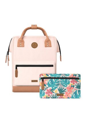 Helles pinkem Stoff-Rucksack mit Lederakzenten, ausgestattet mit einer Frontzippertasche. Neben ihm liegt ein von Blumenmuster umgebener Beutel, ebenfalls mit einem Reißverschluss.