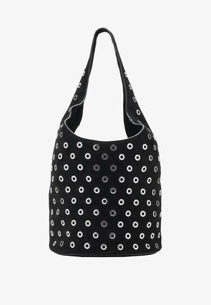 Schwarze Wildleder-Hobo-Tasche mit großen Metallösen-Akzenten, die eine weiche Textur, einen breiten Schulterriemen und eine abgerundete Form aufweist.