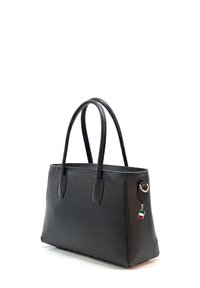 Zwarte leren tote bag met een gestructureerde afwerking, voorzien van twee stevige handvatten, een gouden ringaccent en een kleine driekleurige tag.