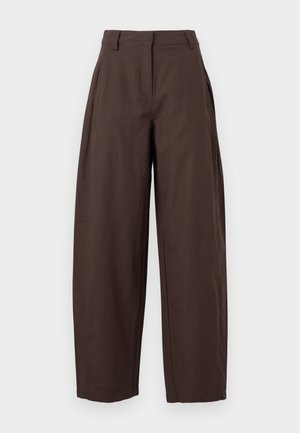 Pantalones marrones de tiro alto y pierna ancha con trabillas para cinturón, bolsillos laterales y cierre delantero con cremallera y botón.