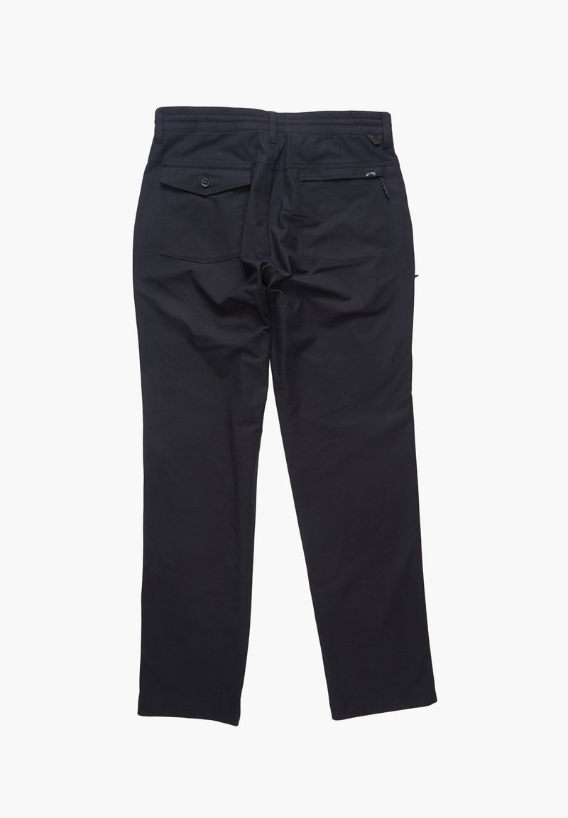 Pantalon noir en tissu lisse, avec une coupe droite, deux poches arrière et un logo subtil sur la ceinture.