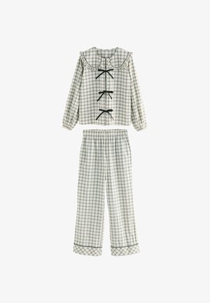 Set di pigiama a quadri in crema e blu navy; presenta un colletto a volant, tre fiocchi neri e pantaloni con cintura elastica e dettagli coordinati ai polsini.