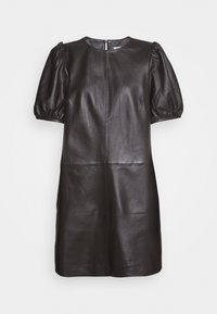 Abito in pelle nera con maniche corte a sbuffo, scollo rotondo e cerniera centrale. Tessuto liscio con silhouette aderente.