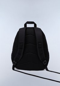 Svart ryggsäck med vadderade, texturerade remmar och nätdetaljer. Har ett centralt handtag och justerbara remmar. Enkel, strömlinjeformad design.
