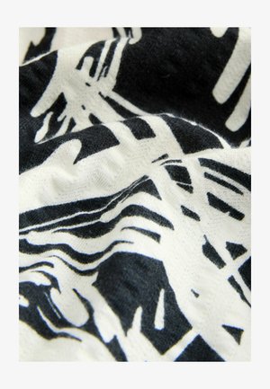 Abstraktne mustrid musta ja valge kangaga, kus on lainelised jooned ja mustrid. Materjal on pehme ja sileda tekstuuriga, luues visuaalset sügavust.