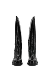 Stivali alti in pelle nera con un design elegante, punta affusolata, texture sottile e dettagli con zip laterale per una facile vestibilità.