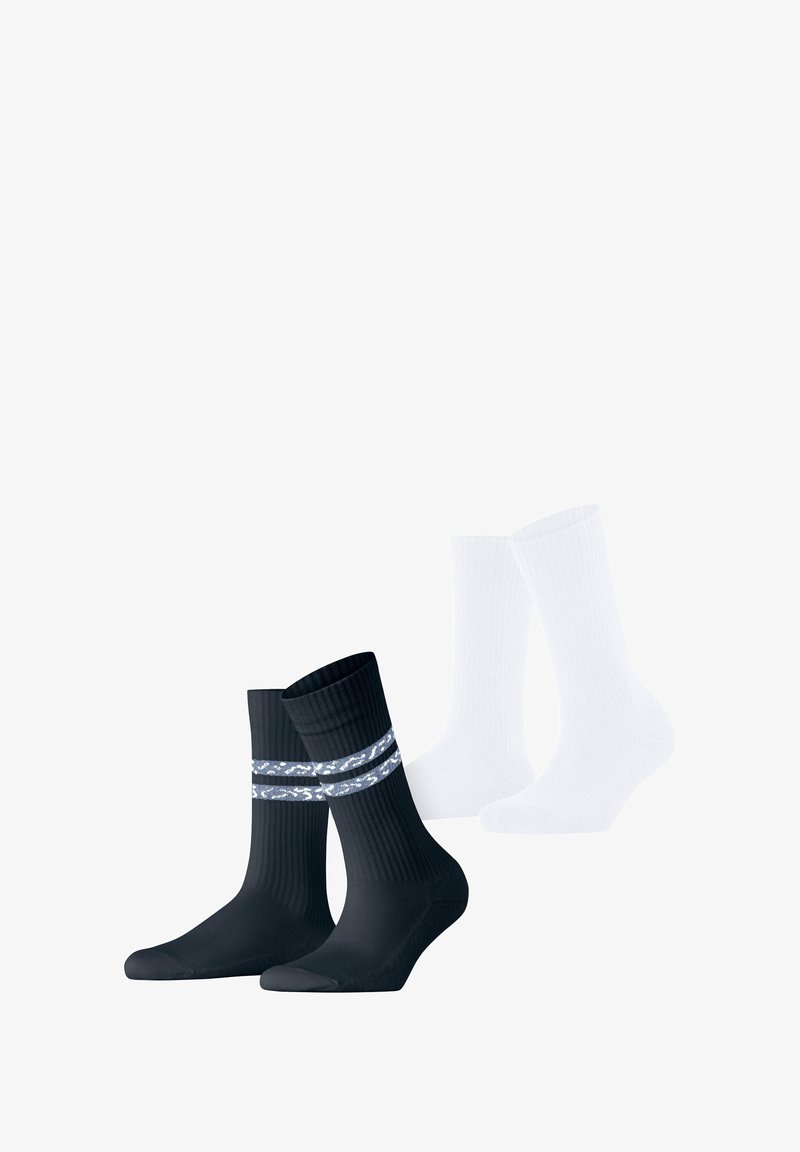 Schwarze und weiße Baumwollsocken; das schwarze Paar hat ein geripptes Design und silberne Streifen; das weiße Paar ist glatt, knöchellang und ohne Muster.