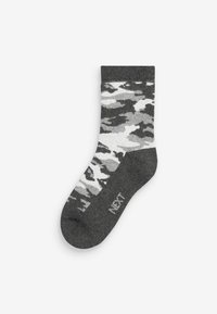 Grau-weiße gemusterte Socke mit einem Camouflage-Design. Strickstoff mit einer kontrastierenden dunklen Spitze, Ferse und Bündchen; mit der Marke "NEXT" versehen.