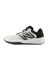 Weiße und schwarze Sportschuhe mit einem Obermaterial aus Mesh, Akzenten in dreieckigem Muster, Schnürsenkeln und Gummisohle. Entworfen für Komfort und Stabilität.