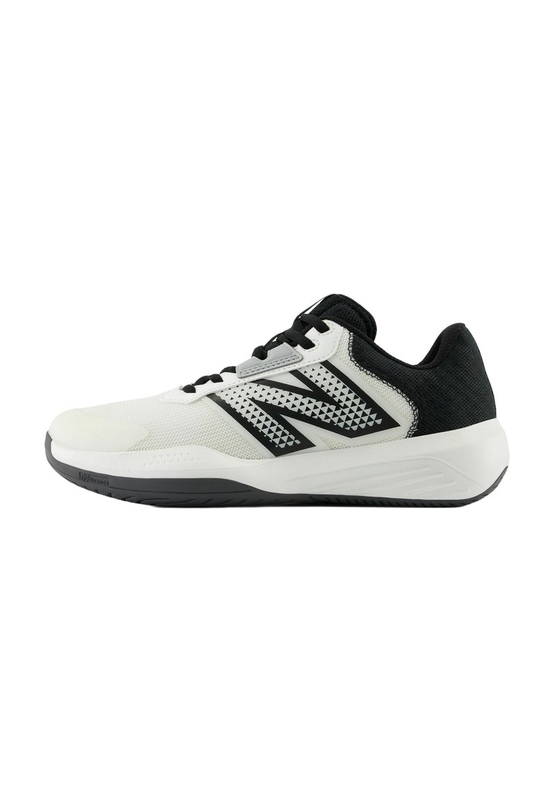Weiße und schwarze Sportschuhe mit einem Obermaterial aus Mesh, Akzenten in dreieckigem Muster, Schnürsenkeln und Gummisohle. Entworfen für Komfort und Stabilität.
