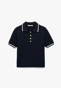 Tummansininen polo-paita teksturoidusta kankaasta, jossa on raidallinen kaulus valkoisilla yksityiskohdilla. Viisi kultakappaletta etuosassa ja lyhyet, taitetut hihat.