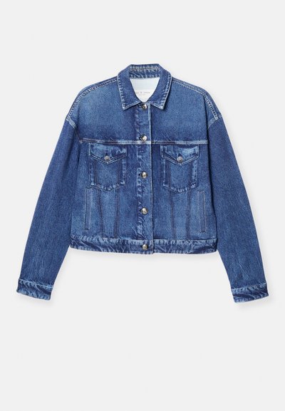Jachetă din denim albastru cu un design scurt, închidere cu nasturi, două buzunare pe piept și accente cusute. Include un guler clasic și mâneci lungi.