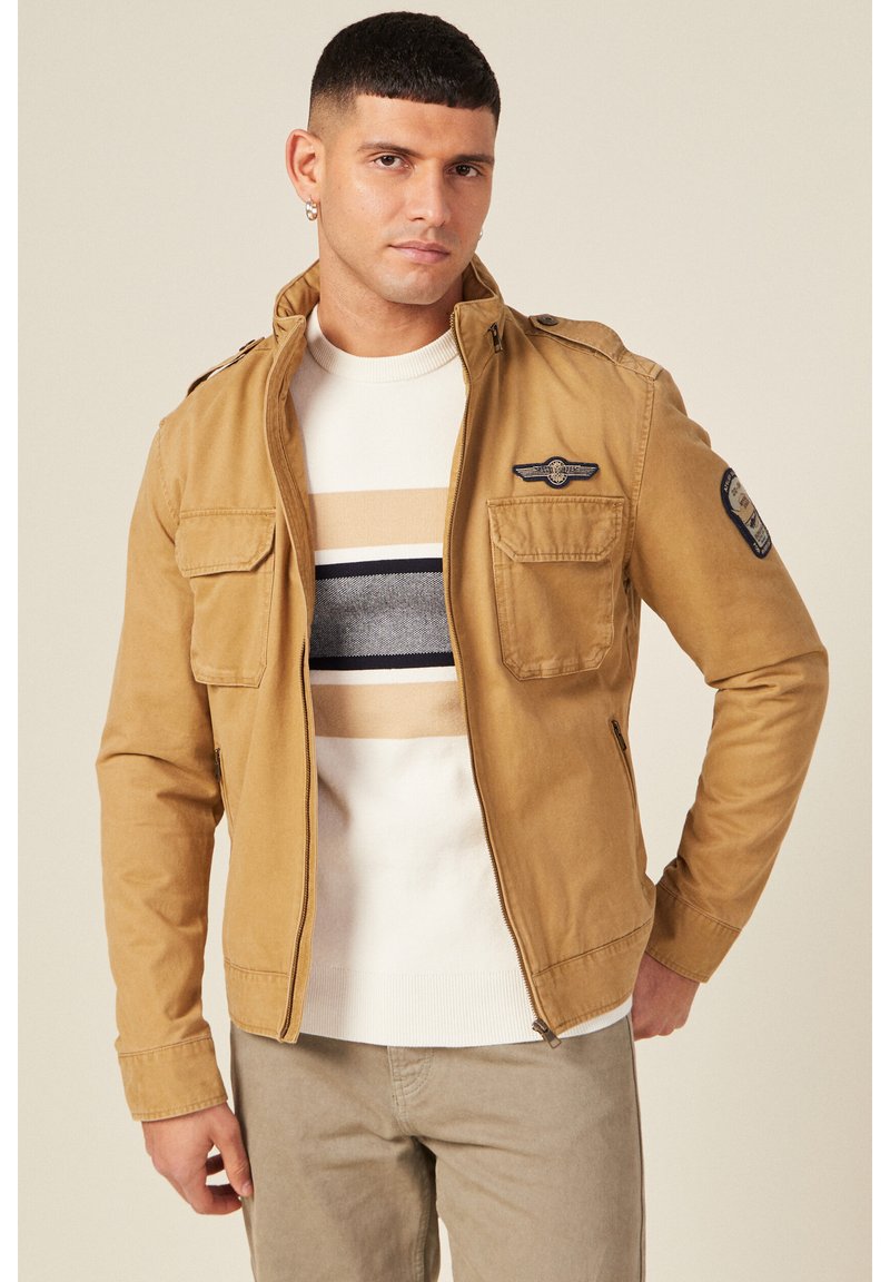 BONOBO Jeans GESCHNITTENE MIT STEHKRAGEN Denim jacket camel/cognac