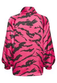 Różowo-czarny longsleeve z kołnierzykiem, z wyrazistym wzorem w paski tygrysa i bufkami przy mankietach. Miękka, gładka struktura materiału.