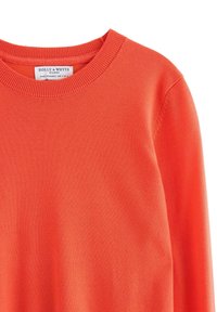 Orange striktrøje med rund halsudskæring og ribbet krave. Blød tekstur, ensartet strikkemønster, og mærke synligt indeni.