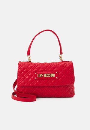 Bolso de mano de cuero acolchado rojo con asa superior y correa larga, con una placa dorada con el logo "LOVE MOSCHINO" en la solapa frontal.