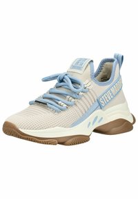 Baskets tricotées beige clair et bleu avec semelle épaisse marron, lacets bleus et marquage « Steve Madden » sur le côté et la languette.