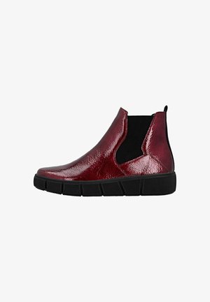 Glinsterende donkerrode enkellaars met een gestructureerd oppervlak, zwarte elastische zijkanten, een trekhaak bij de hiel en een dikke zwarte gesegmenteerde zool.