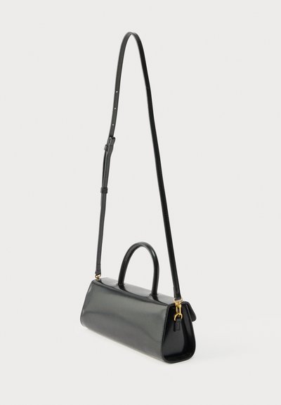 Čierna obdĺžniková kožená kabelka s krátkymi hornými rúčkami a dlhým nastaviteľným ramenným popruhom so zlatými kovaniami.