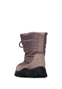 Botas de tobillo impermeables en un suave tono malva, con parte superior de nailon acolchado, acentos de ante, parte superior ajustable y suela de goma texturizada para un mejor agarre.