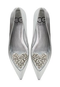 Zilveren hoge hakken met een puntige neus, voorzien van een hartvormige versiering van heldere rhinestones aan de voorkant.