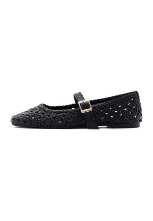 Schwarzer gewebter flacher Schuh mit Mary-Jane-Riemen und goldener Schnalle, hohlem geflochtenem Muster und flacher Sohle.