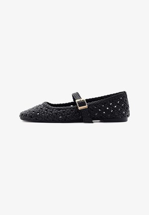 Zapato plano tejido negro con una correa estilo Mary Jane y hebilla dorada, patrón trenzado hueco y suela plana.