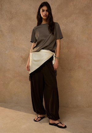 Next, REGULAR FIT - SLINKY JERSEY BALLOON LEG JOGGERS . - Pantaloni - chocolate brown
