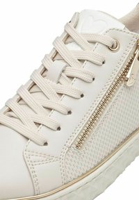 Baskets blanches avec panneau latéral texturé, fermeture éclair diagonale et lacets tressés. Caractéristiques d'une finition en cuir lisse et d'une semelle en caoutchouc à motifs.