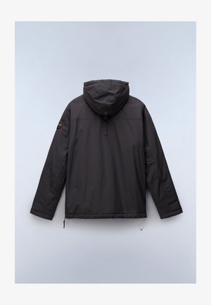 Chaqueta negra impermeable, con capucha y cordón, de mangas largas, con dobladillo elástico, presenta un parche con el logo en el hombro izquierdo. Textura de tela suave.